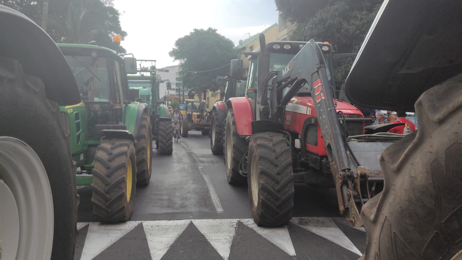 Crise canne : Les tracteurs bloquent le Boulevard de la Providence