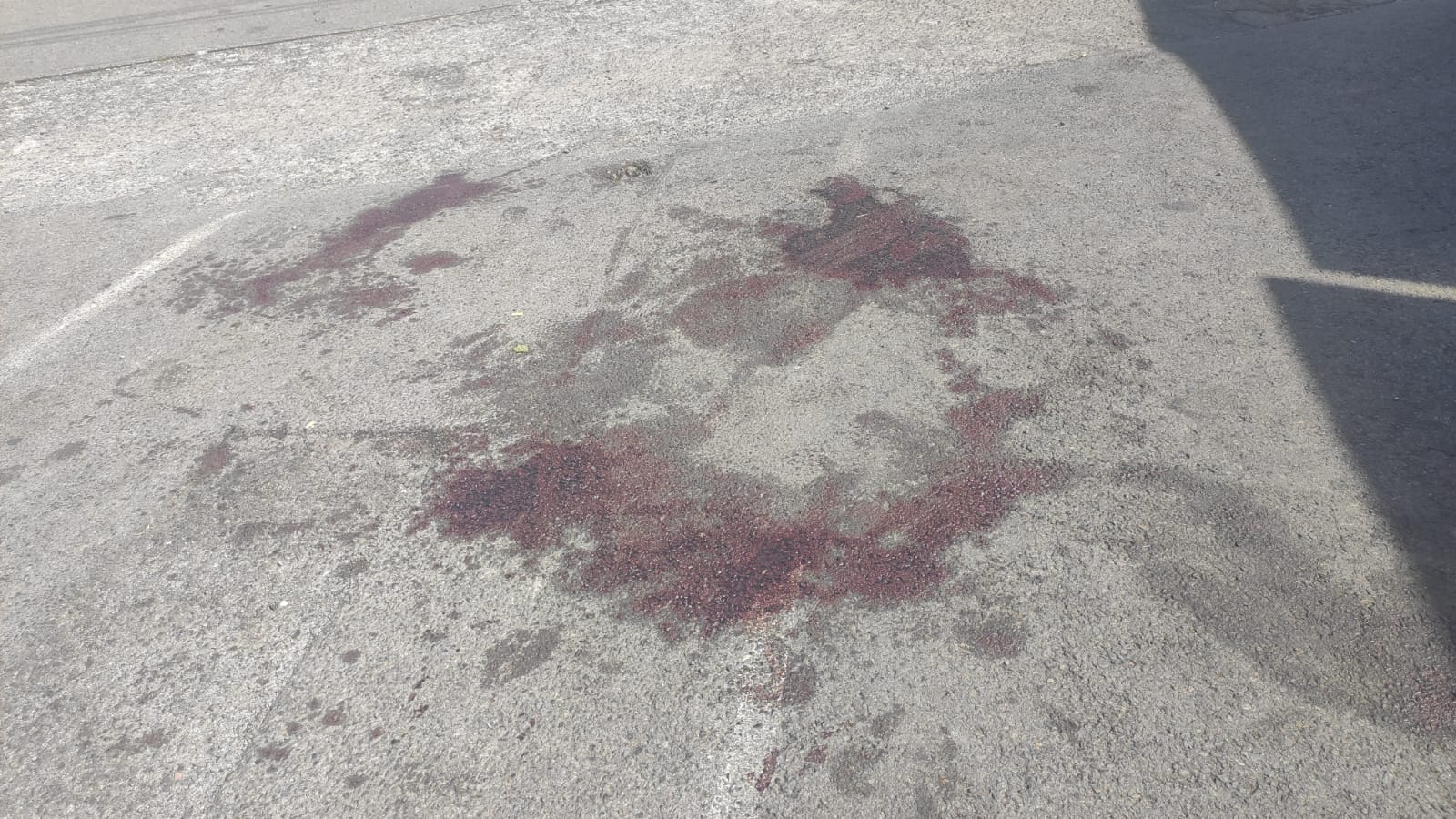 Les traces de sang sont encore visibles ce vendredi matin sur le parking où la rencontre entre les deux hommes s'est faite