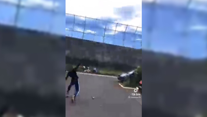 ​Vidéo - Saint-Pierre : Récemment sorti de prison, il balance des colis au-dessus de la clôture