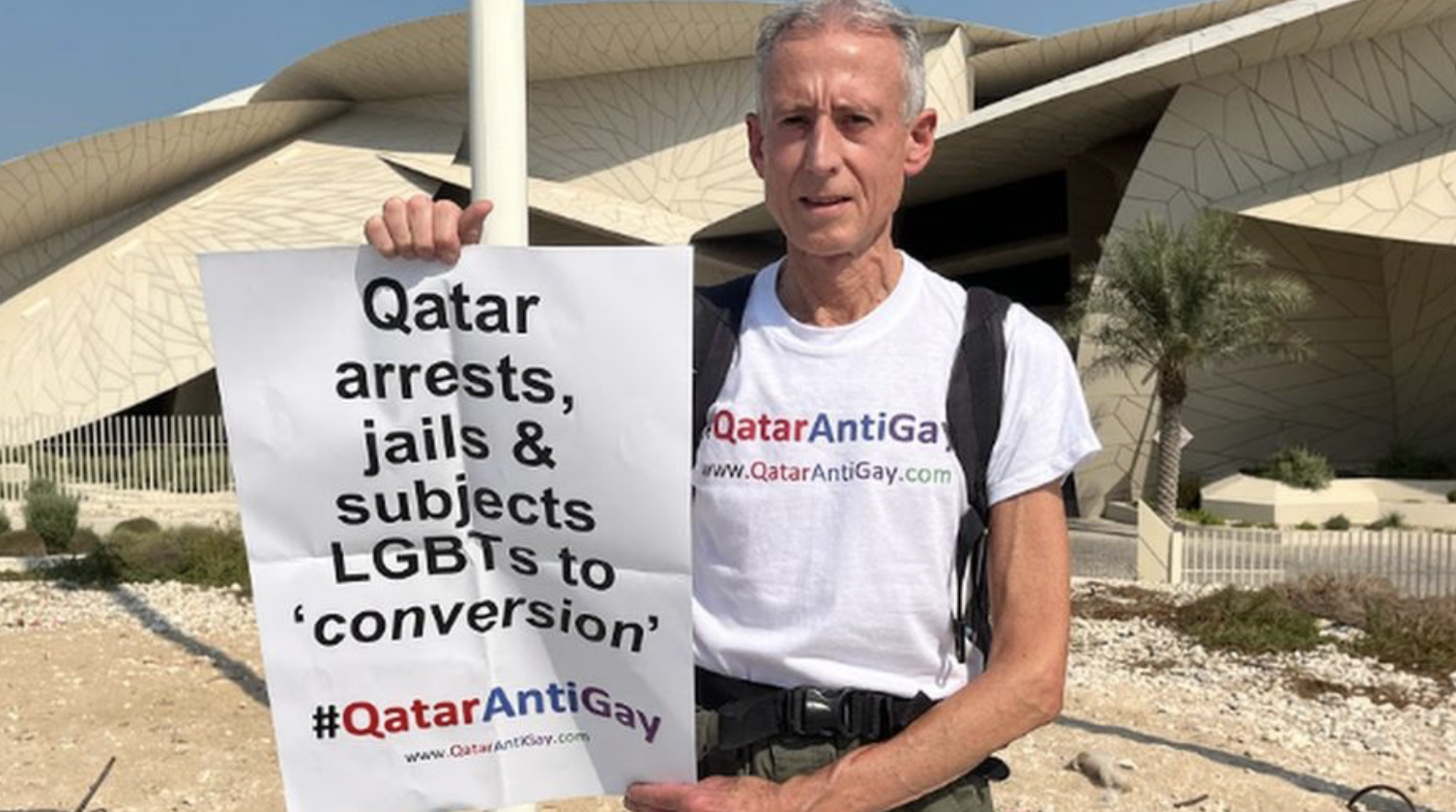 Un militant LGTB+ britannique manisfeste au Qatar, la police intervient
