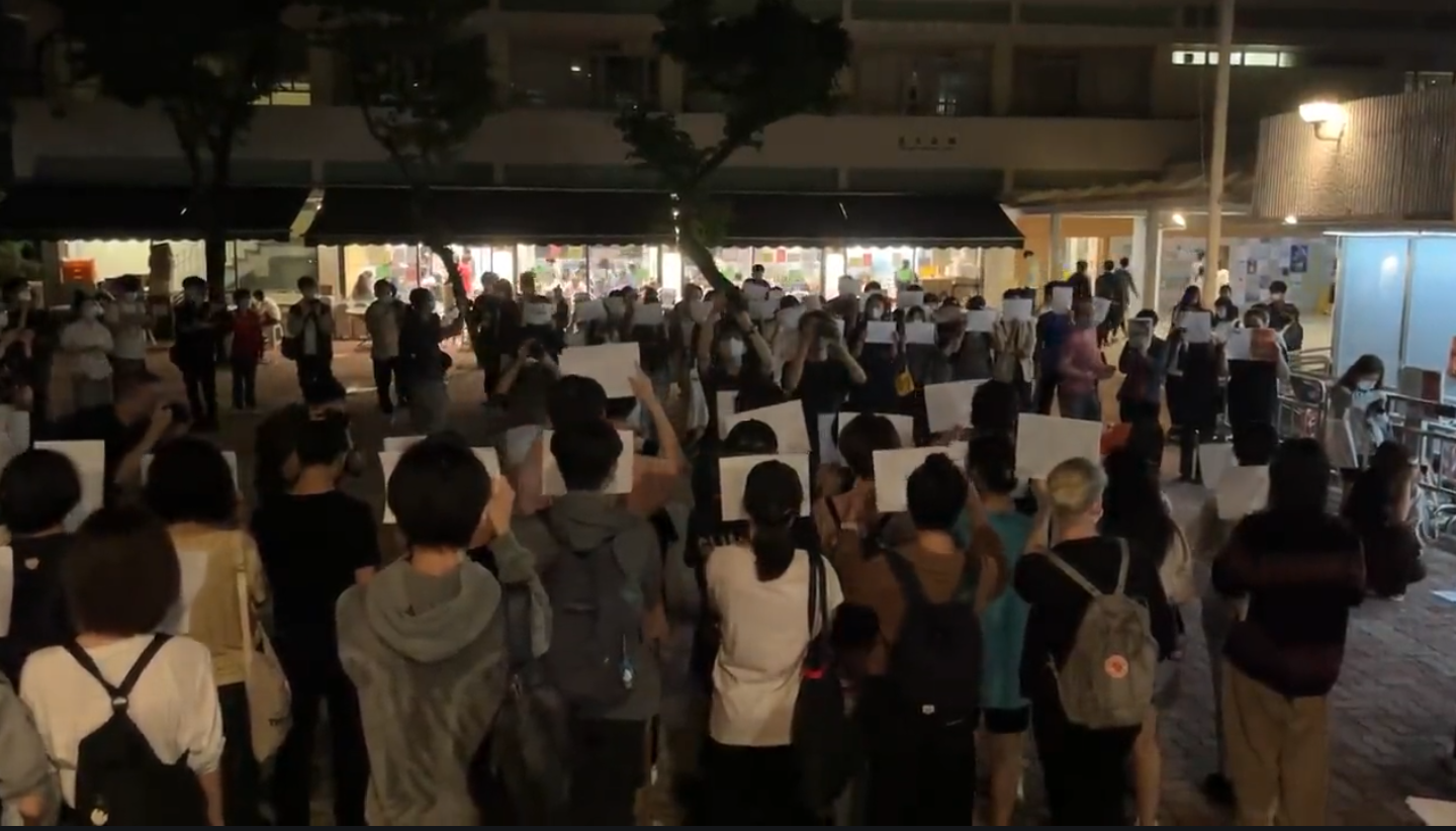 Des manifestants hier soir à Hong Kong brandissant une feuille blanche, symbole de leur aspiration à la liberté d'expression. Leur vie est une page blanche qu'il leur reste à écrire...