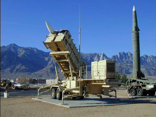 Une batterie de missiles anti-missiles Patriot (photo Wikipedia)