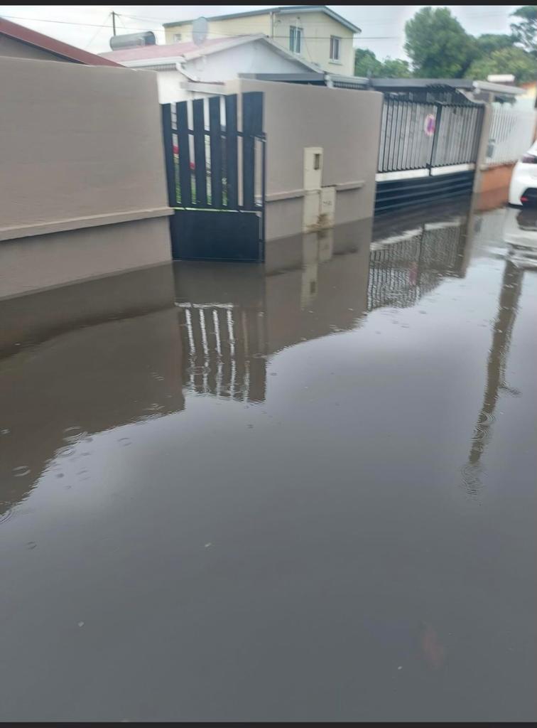 Ste-Suzanne : Les habitants de la rue Evariste de Parny attendent un signe de vie de la mairie après une montée des eaux