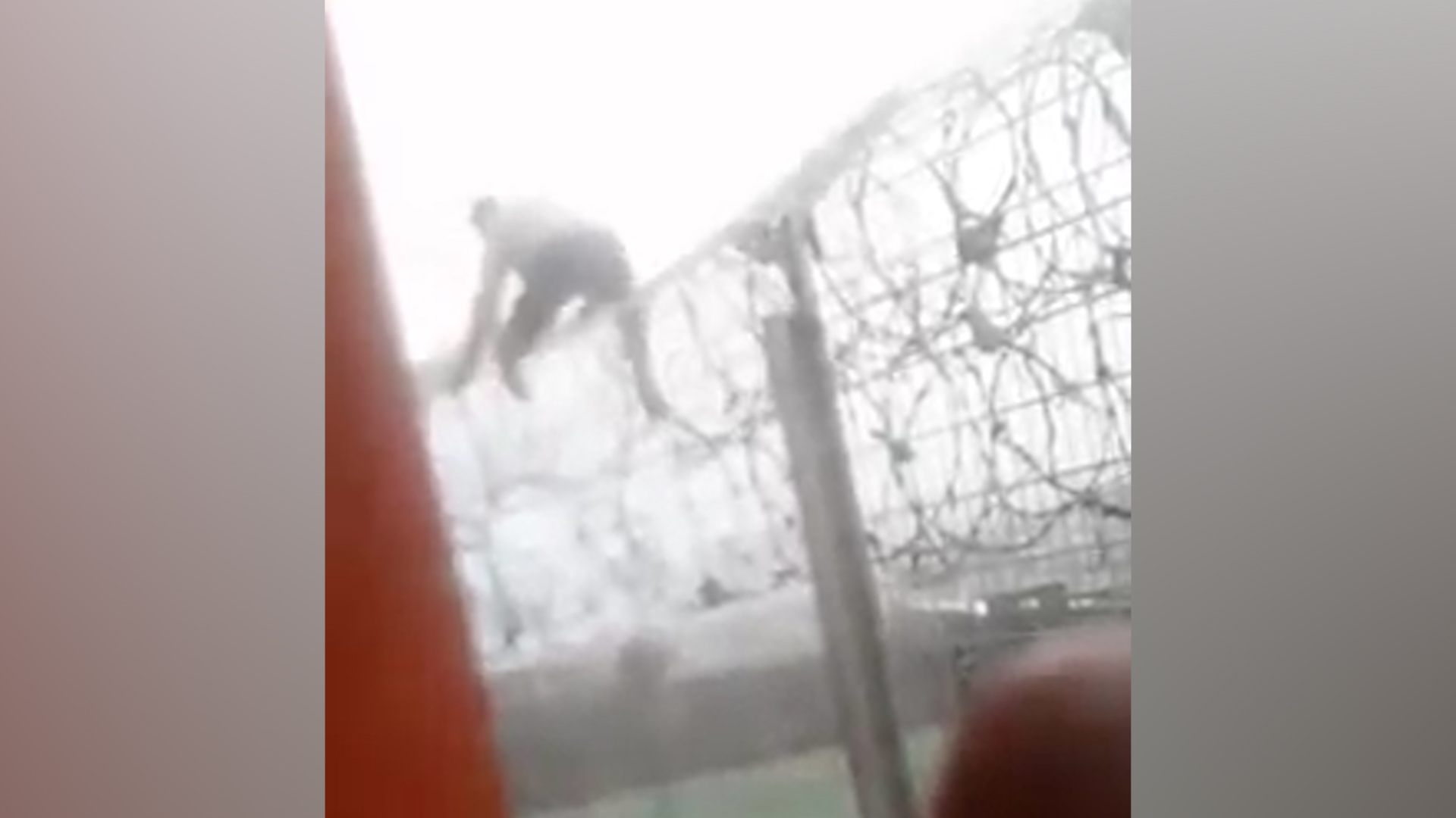 Vidéo - Un homme escalade le grillage de la prison de Domenjod