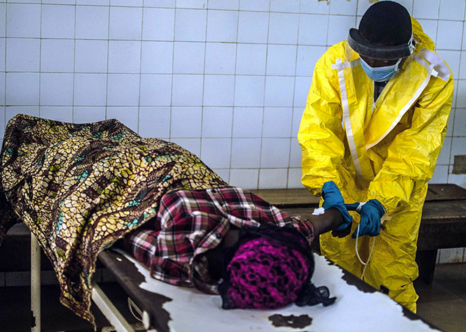 Ebola : L'épidémie "est en train de gagner la course" s'inquiète l'OMS