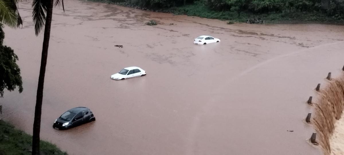 Vigilance fortes pluies/orages : La Rivière d’Abord en crue piège des voitures