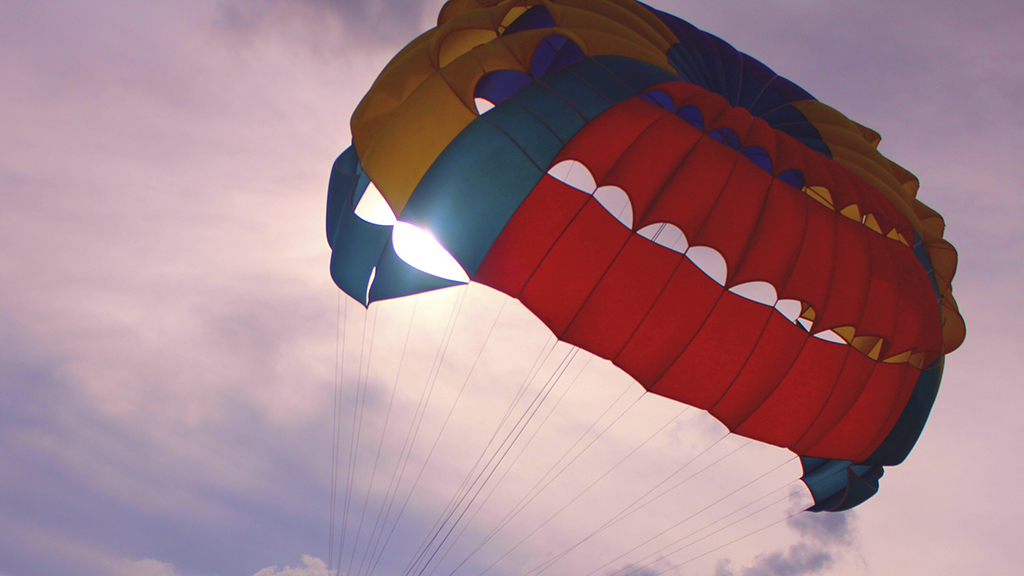 Un Réunionnais se tue lors d'un saut en parachute aux Seychelles