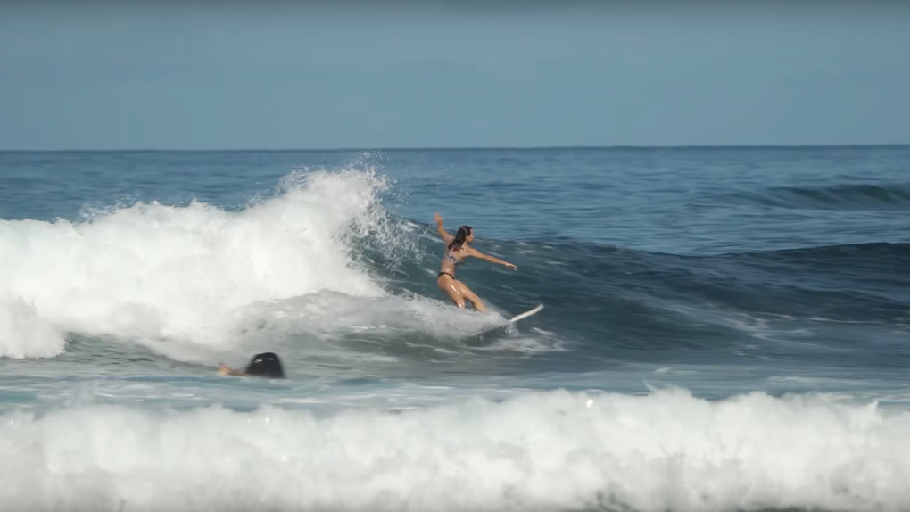 Johanne Defay lance "With JoJo" sur Youtube, une web-série sur son quotidien de surfeuse professionnelle 