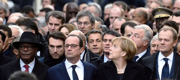 Manif de Paris : Nicolas Sarkozy joue des coudes pour apparaître au premier rang