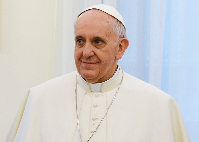 Après les attentats de Paris, le pape dénonce "les formes déviantes de religion" 