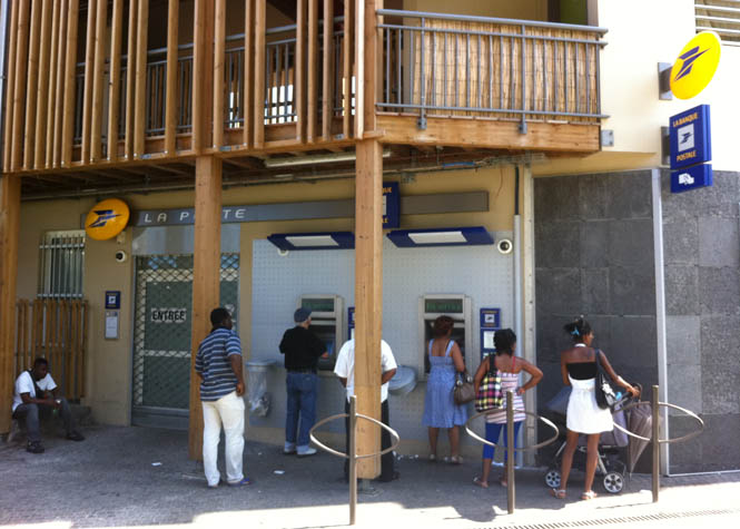 La Banque Postale est la moins chère du classement à La Réunion pour les profils consommateurs 1 et 3