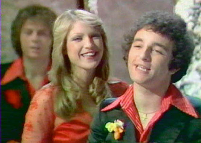 Richard Dewitte aux côtés de Joëlle Mogensen dans leur célèbre duo "J'ai encore rêvé d'elle" en 1975