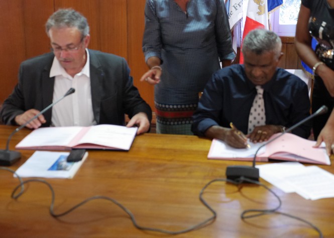 Alain Gianazza et Joseph Sinimalé signent la convention qui lie désormais la mairie à la MNT