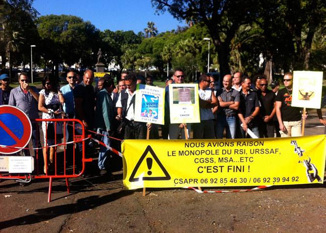 Saint-Denis: Syndicats et associations manifestent contre le RSI