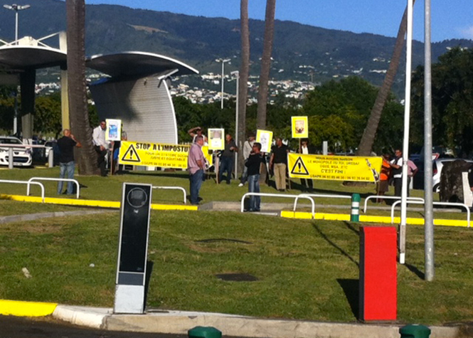 Des manifestants attendaient déjà Manuel Valls à la sortie de l'aérogare avec des banderolles