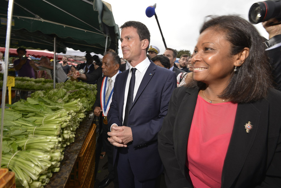 Retour images: Manuel Valls fait son marché aux Camélias