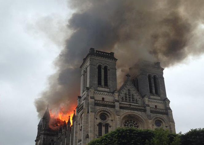 Nantes : Un vaste incendie ravage la toiture de la basilique Saint-Donatien
