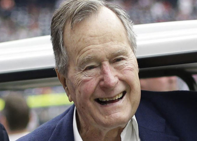 Etats-Unis: L'ancien président Bush père à l'hôpital après s'être brisé une vertèbre cervicale