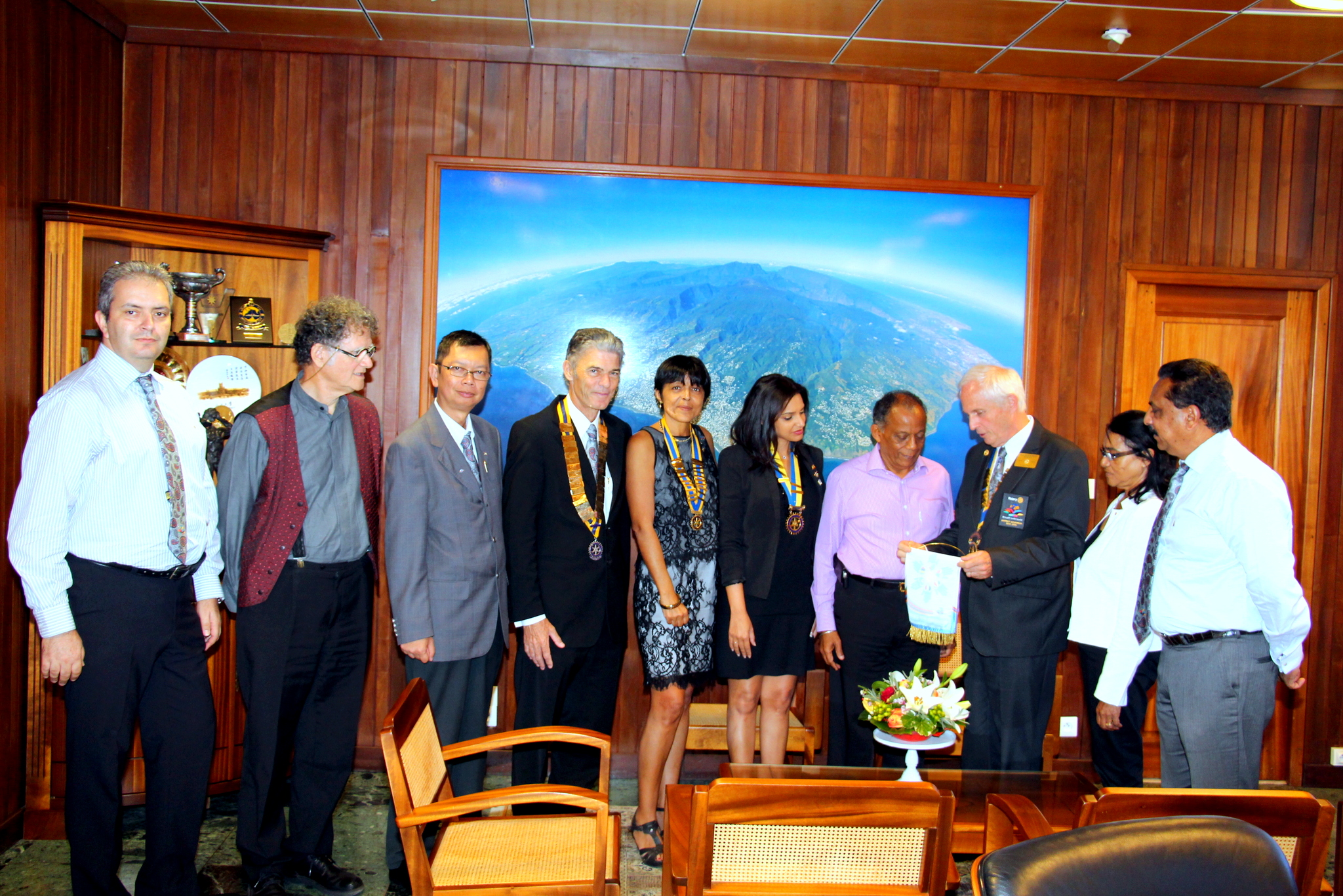 Rotary Club : Le Gouverneur en visite à la Mairie de St-Denis