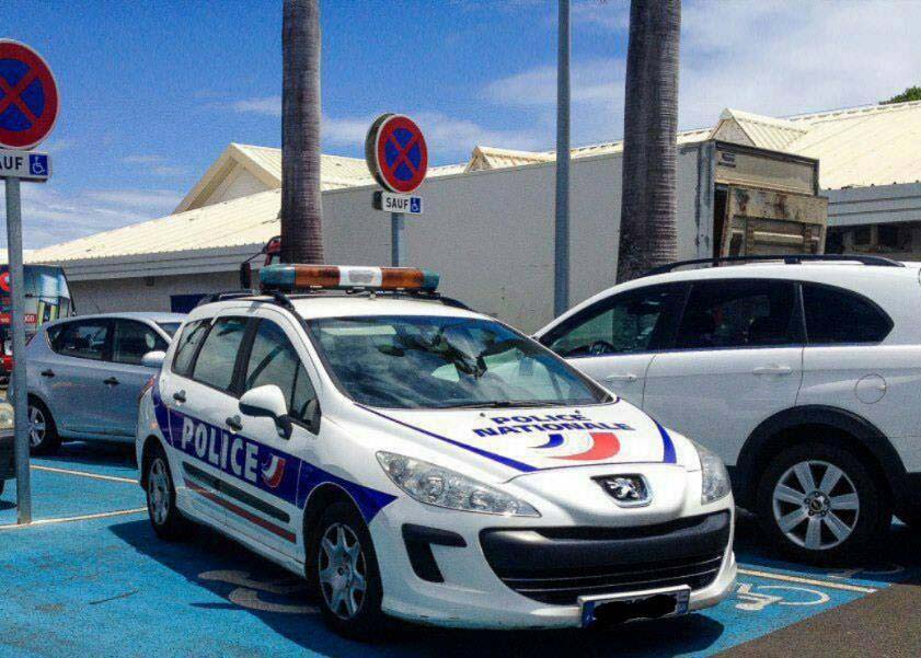Une voiture de police garée sur un emplacement "Handidapés" à Carrefour St-Denis
