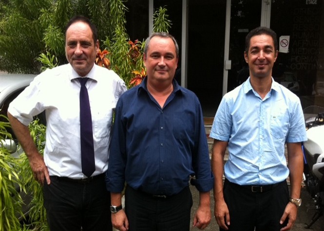 Laurent Bien (au centre), entouré de Philippe Bénichou (à g.) et de Rachid Dekkak, respectivement président de CME de l'EPSMR et de Gabriel Martin