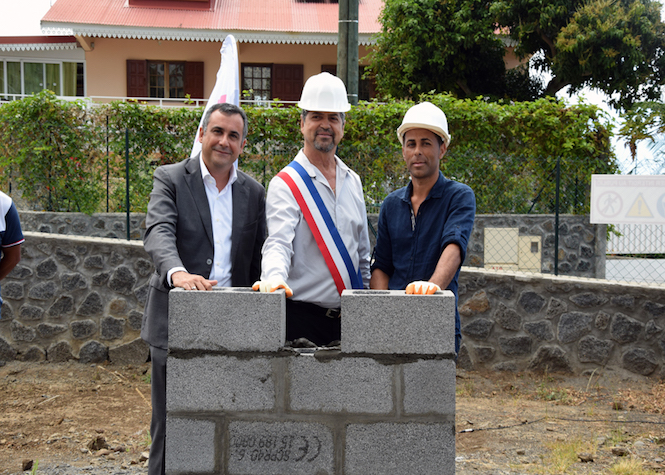 Pose de la première pierre en présence d'Olivier Bajard (directeur général de la SHLMR), de Daniel Pausé (maire de Trois Bassins) et de Fabien Aure (adjoint à l'urbanisme et au logement)