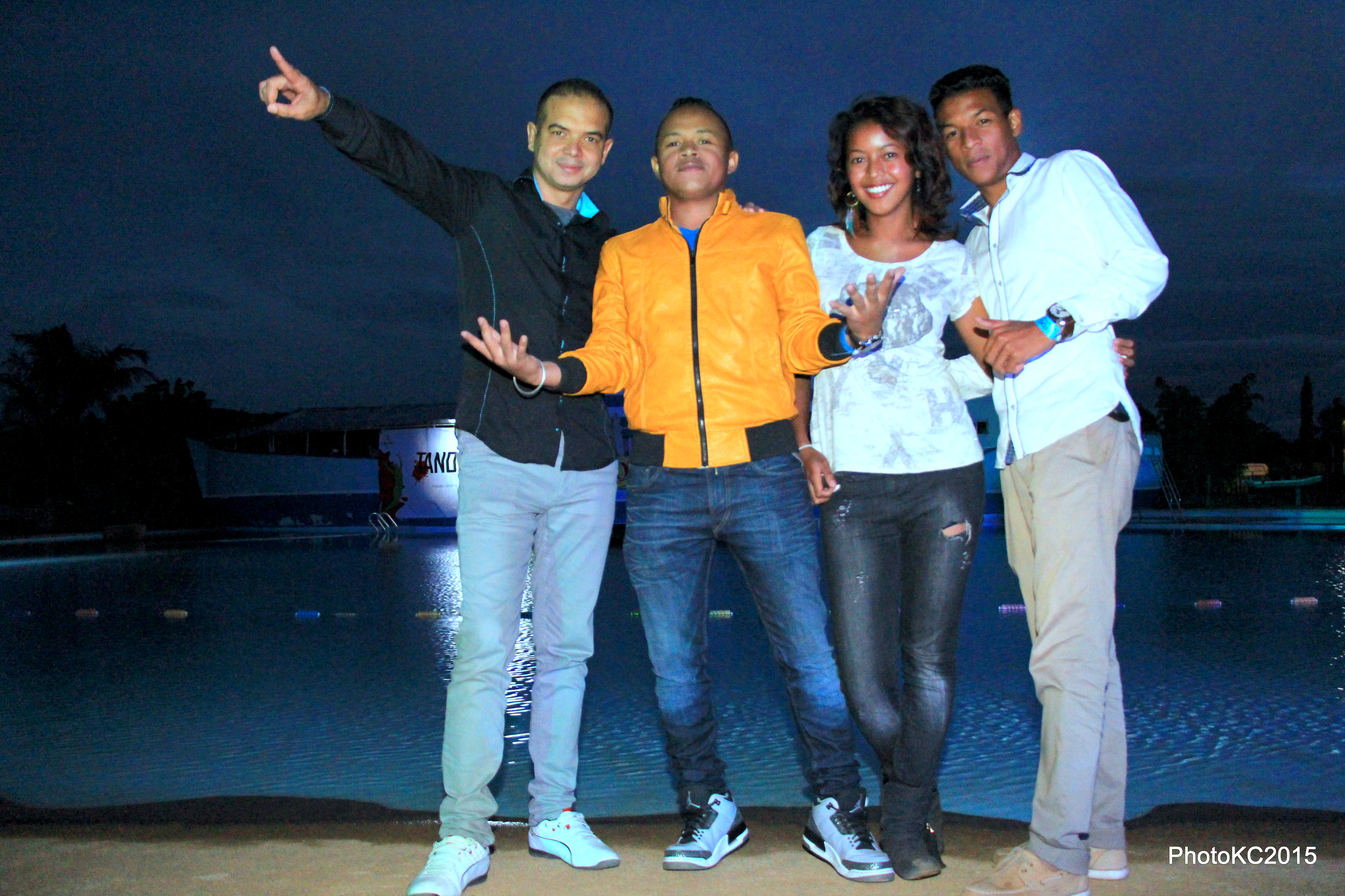 DJ Bazz de la Réunion entouré de ses amis