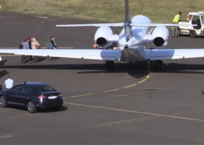 La délégation ministérielle embarquant à bord du jet privé (capture d'écran Antenne Réunion)
