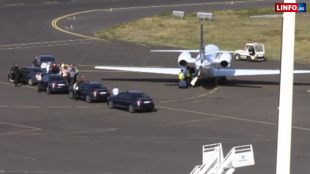 Le cortège de voitures officielles garées sur le tarmac au pied de la passerelle du jet privé (capture d'écran Antenne Réunion)