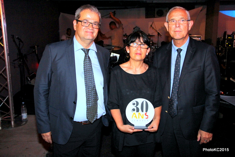 Sophie Rivière avec son trophée des 30 ans au service de la Semader avec Joël Personné, DG de la Semader et Jean-Claude Lacouture, Président de la Semader