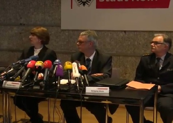 Le maire de Cologne Henriette Reker (à gauche, lors d'une conférence de presse en présence du chef de la police de Cologne ce mardi)