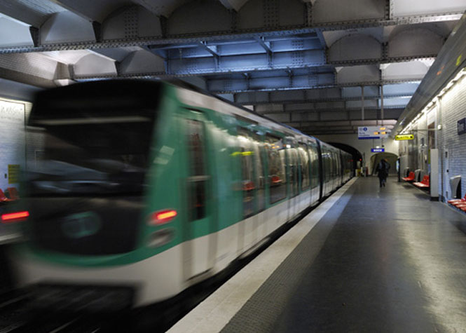 Paris: Une étudiante violée en plein jour dans le métro