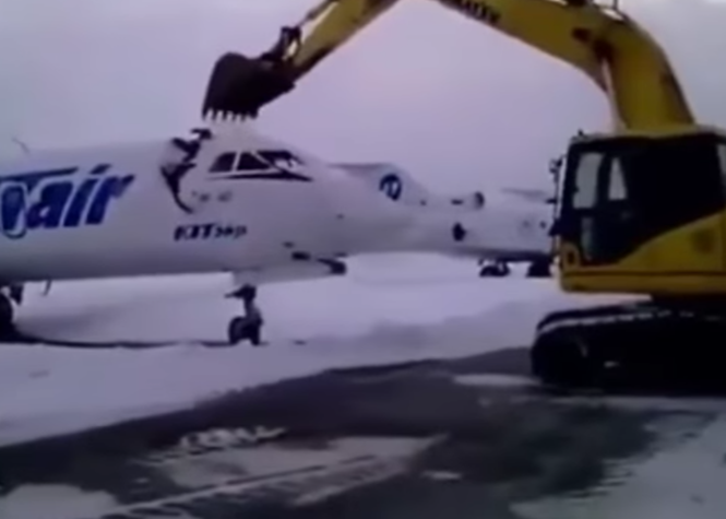 [VIDEO] Russie: Licencié par l'aéroport, il détruit un avion à la pelleteuse