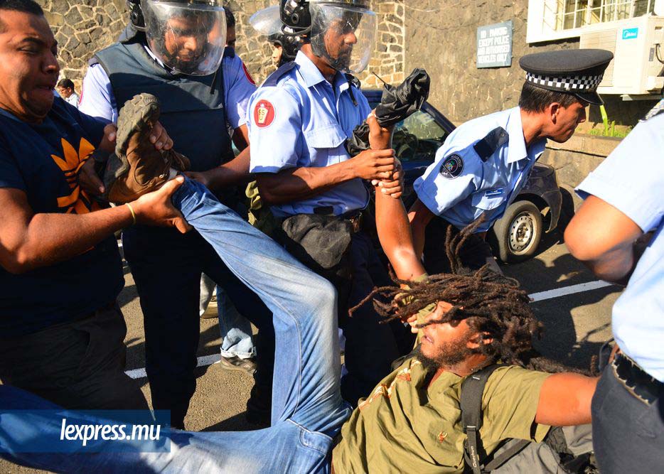 Maurice : La police réprime violemment une manif pour la libéralisation du cannabis