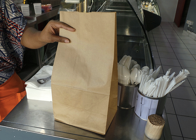 Ici dans un snack de Saint-Denis, votre sachet plastique habituel sera remplacé par un sac en papier