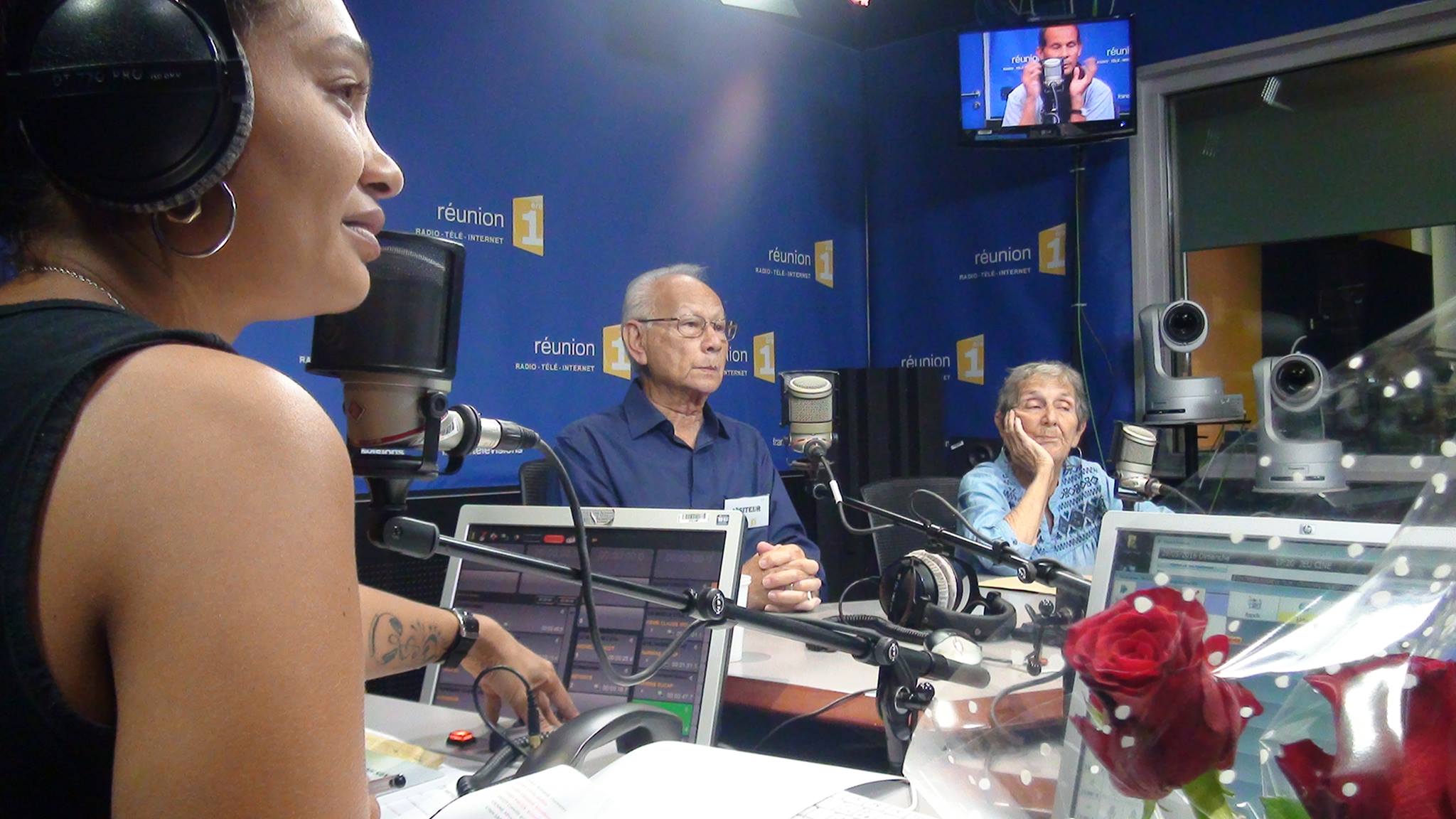 Claude Vinh San aux côtés de Bernadette Ladauge dans l'émission de Karen "La Kaz Zartis", sur Réunion 1ère Radio au mois de mai dernier (photo François Salez)
