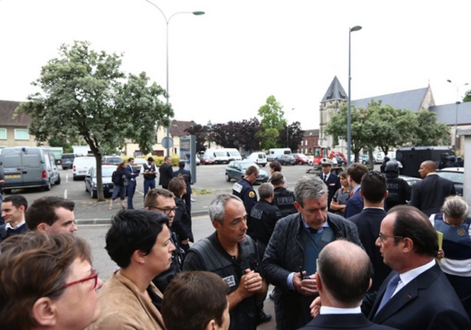 Attentat dans une église: Le prêtre égorgé, un "lâche assassinat" dénonce Hollande 