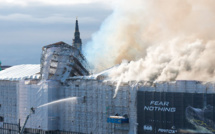 ​Incendie à la vieille Bourse de Copenhague : la flèche emblématique s'effondre dans les flammes