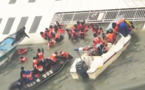 Deux morts et une centaine de disparus dans le naufrage d'un ferry au ...