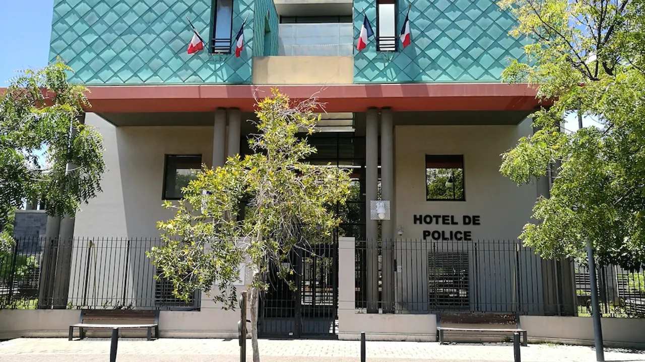 19989006-23656319