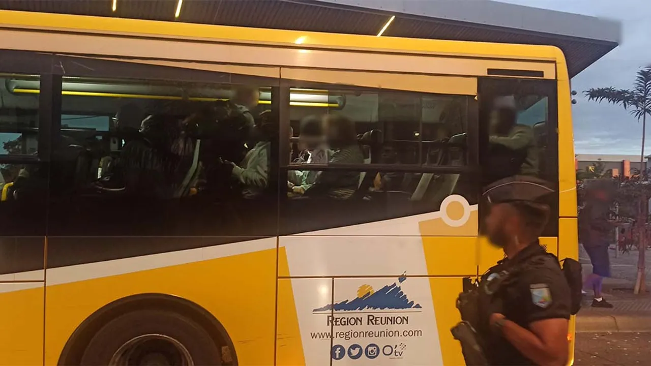 contrôle gendarmerie gare saint-louis bus car jaune