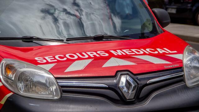 Un couple évacué après un incendie.