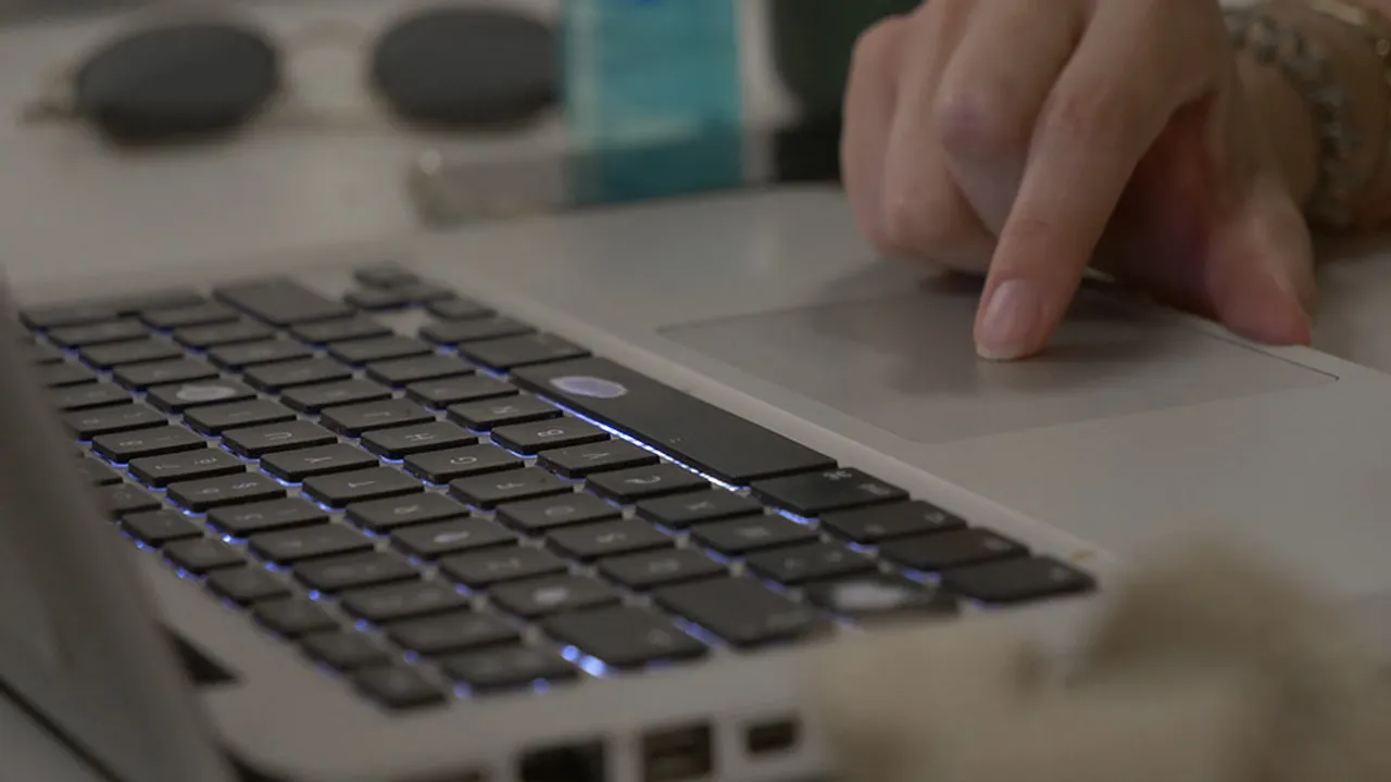 Ordinateur_Clavier_Main_2