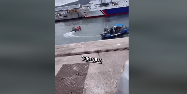 Une voiture tombe à l'eau