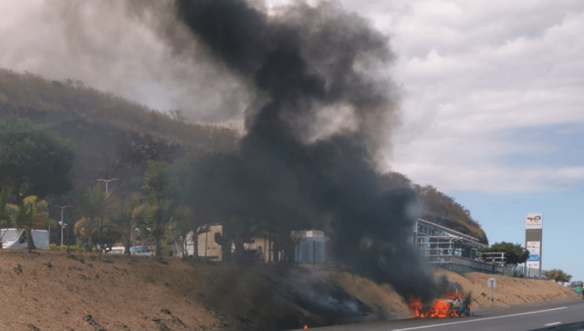 route-des-tamarins-une-voiture-totalement-detruite-par-les-flammes