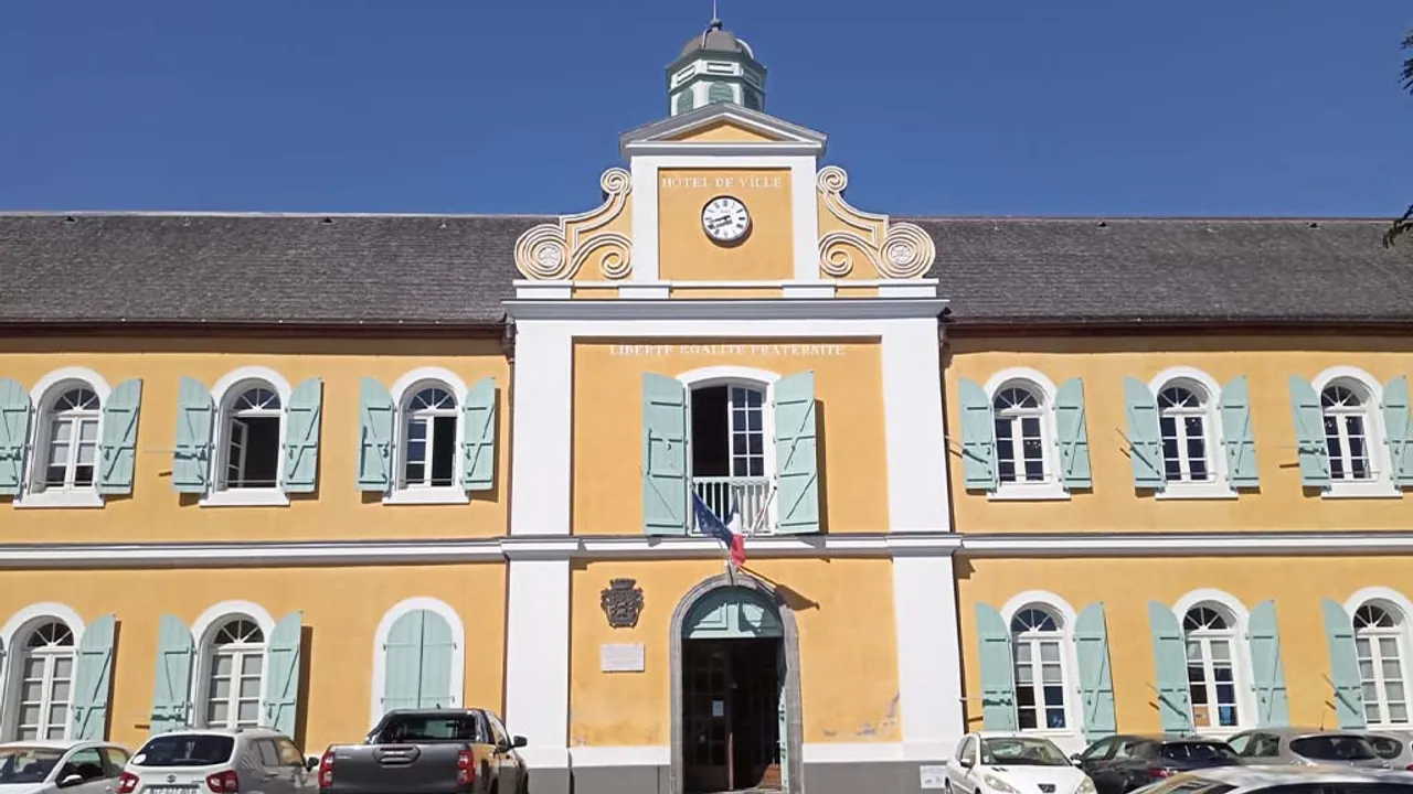 saint-pierre mairie Les agents communaux de Saint-Pierre menacent de faire grève.