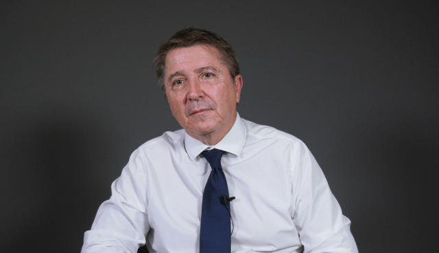 jean-jacques-morel-se-lance-dans-la-course-et-tacle-la-droite-fontainienne