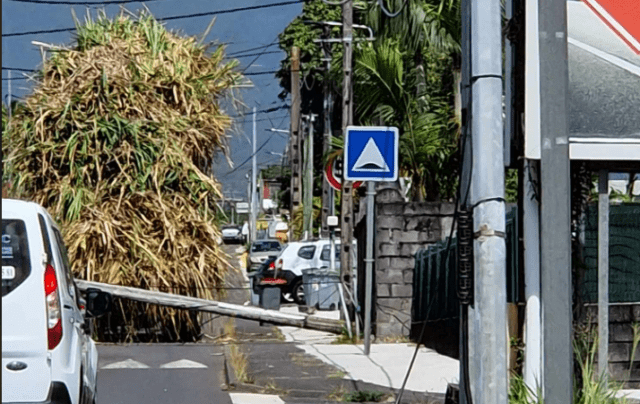 -une-remorque-de-cannes-accroche-un-cable-et-fait-basculer-un-poteau