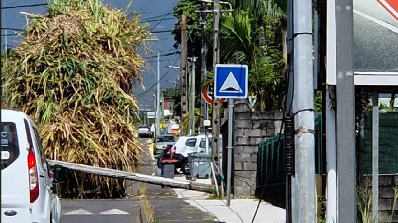 Remorque Cannes -une-remorque-de-cannes-accroche-un-cable-et-fait-basculer-un-poteau