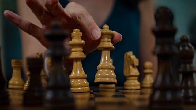 Illustration d'une femme qui joue aux échecs